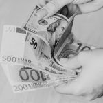 ¿Por qué es importante declarar el dinero en efectivo al entrar o salir de España?